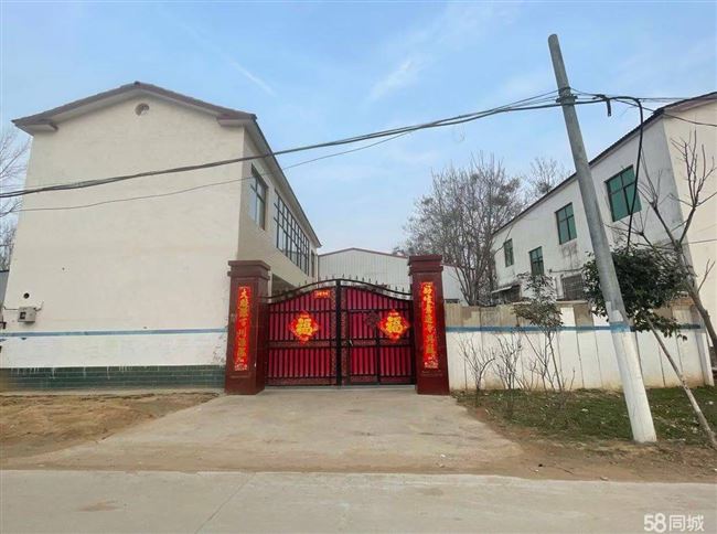 仓房出租，开港大道与220省道交叉口800平，院内2层楼房，水电齐全，拎包入住，交通便利！