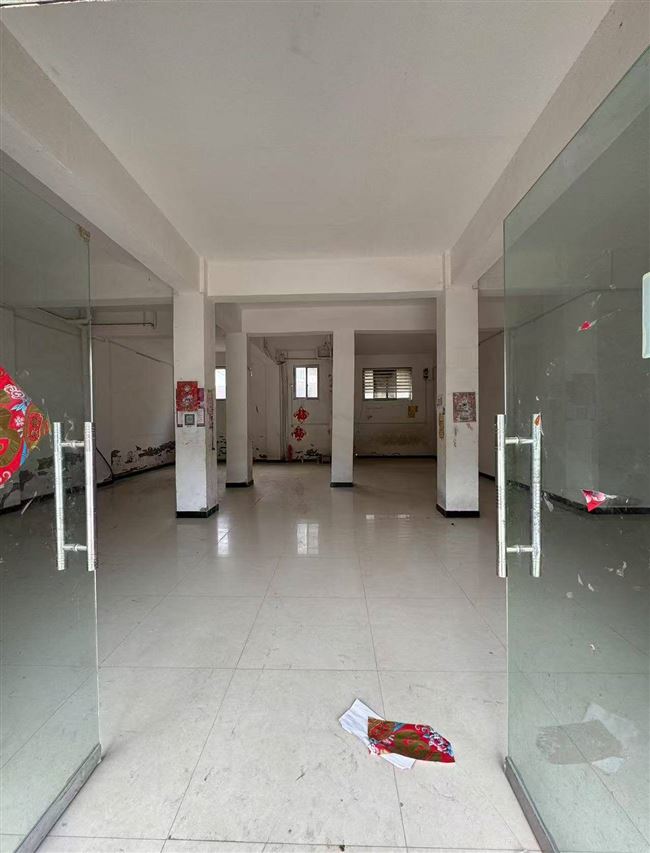 旺铺出租，位置在邢庄社区南门门面房，一年12000，感兴趣的电话联系