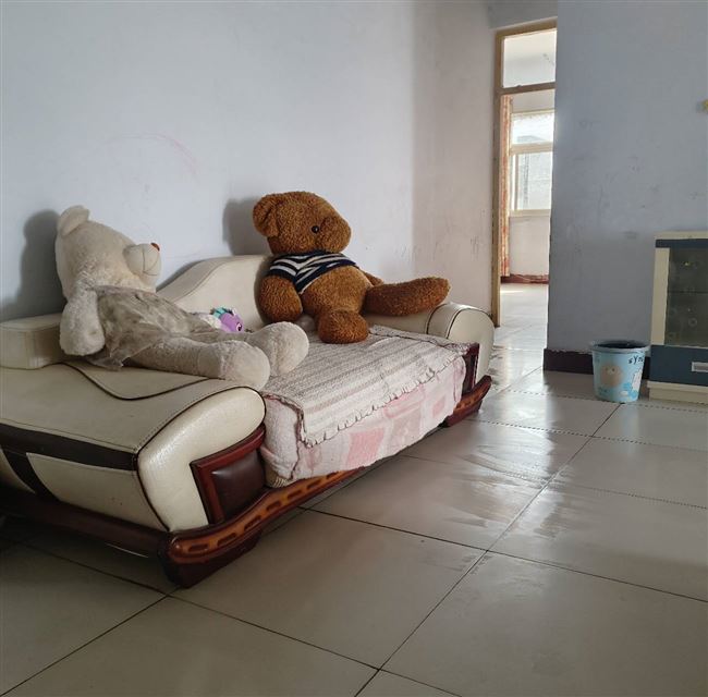 出租 滨河东路与三贤路交叉口五楼，三室两厅，一厨一卫 采光好，地理位置优越，家电齐全，拎包入住 