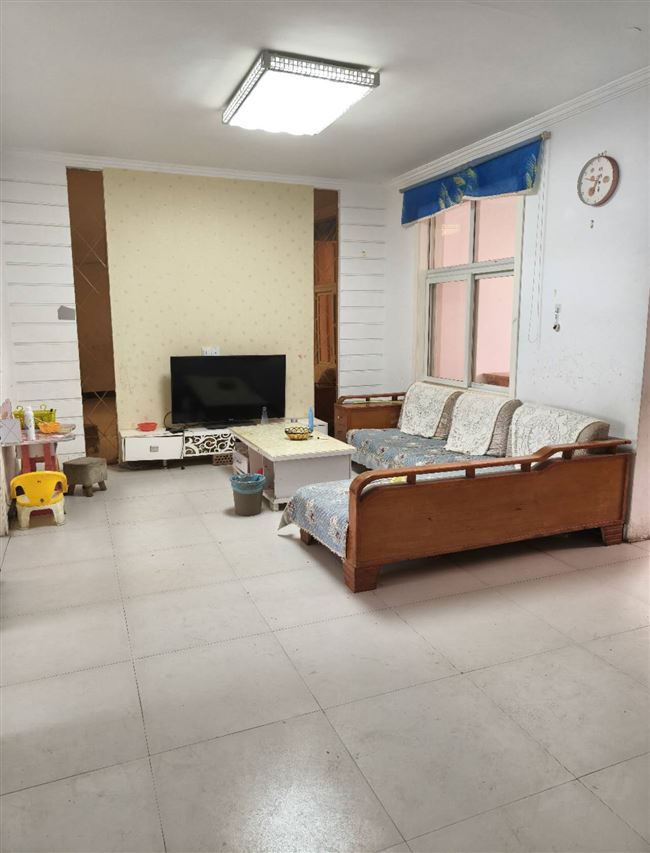 八房井附近三室一厅出租，水电齐全，家用电器都有，天燃气，wifi拎包入住！