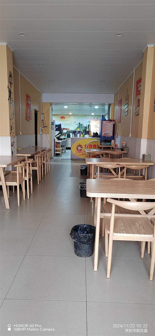 位于建设路与三贤路交叉口往东20米路南门面房出租，位置好，邻路口，电话 13693892111